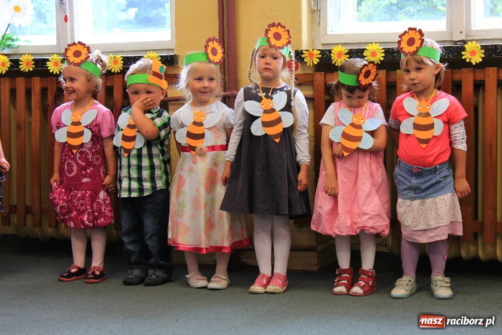 Zdjęcie w galerii na portalu naszraciborz.pl: Przedszkolaki mają już wakacje wiadomości z regionu