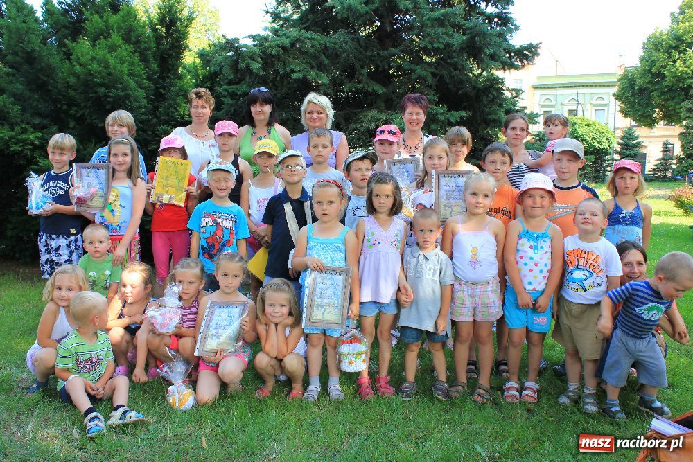 Zdjęcie w galerii na portalu naszraciborz.pl: Malowanie na rynku w Krzanowicach wiadomości z regionu