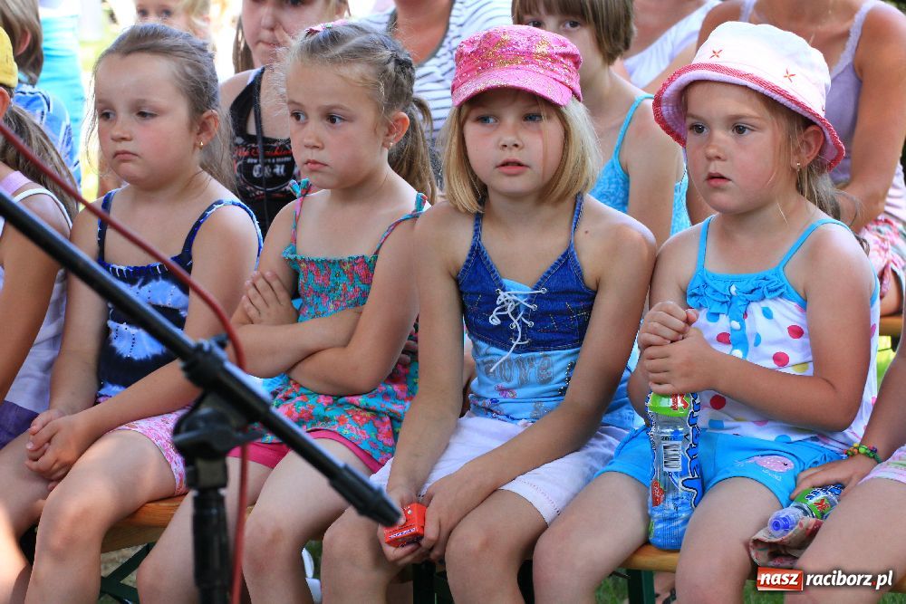 Zdjęcie w galerii na portalu naszraciborz.pl: Malowanie na rynku w Krzanowicach wiadomości z regionu