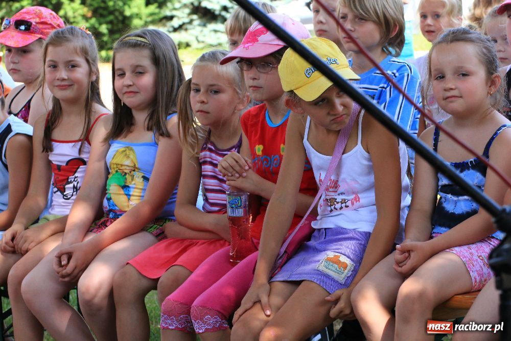 Zdjęcie w galerii na portalu naszraciborz.pl: Malowanie na rynku w Krzanowicach wiadomości z regionu