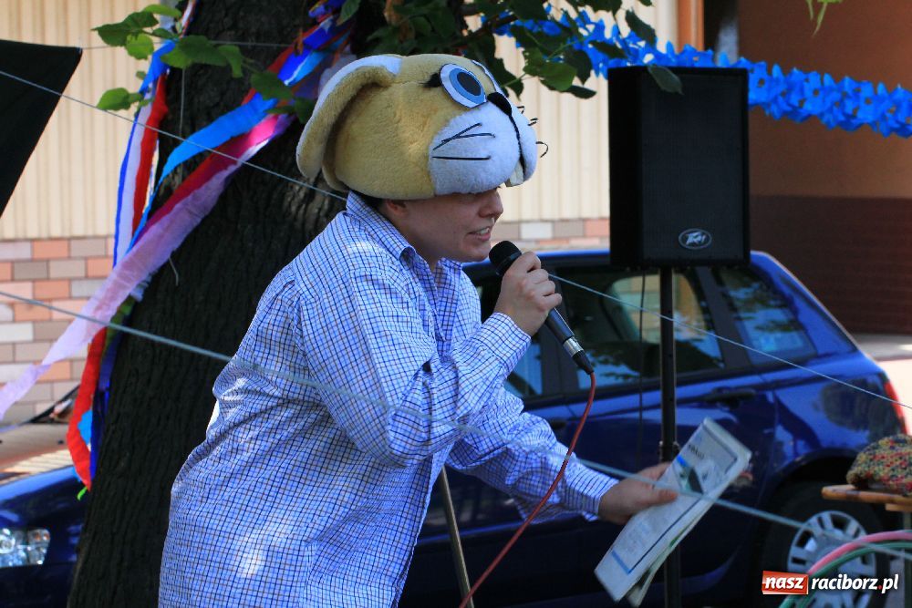 Zdjęcie w galerii na portalu naszraciborz.pl: Malowanie na rynku w Krzanowicach wiadomości z regionu