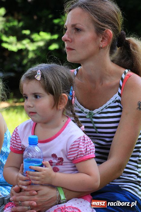 Zdjęcie w galerii na portalu naszraciborz.pl: Malowanie na rynku w Krzanowicach wiadomości z regionu