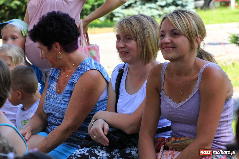 Zdjęcie w galerii na portalu naszraciborz.pl: Malowanie na rynku w Krzanowicach wiadomości z regionu