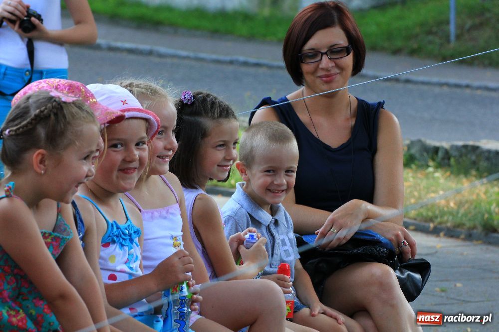 Zdjęcie w galerii na portalu naszraciborz.pl: Malowanie na rynku w Krzanowicach wiadomości z regionu