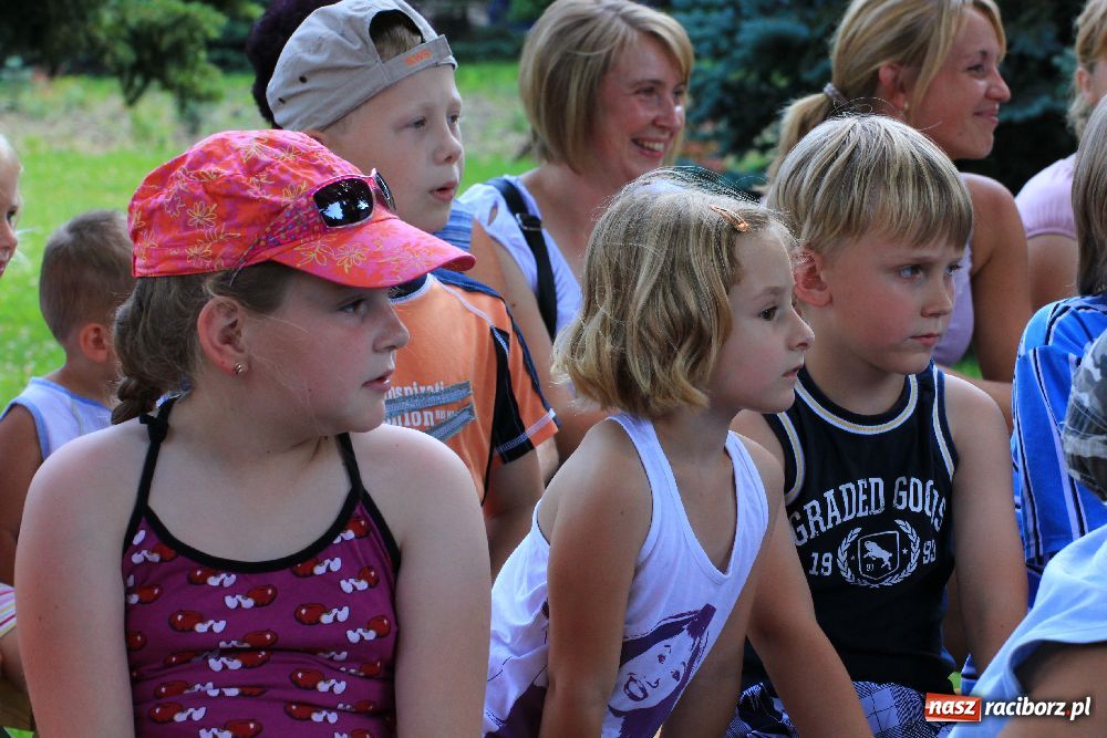 Zdjęcie w galerii na portalu naszraciborz.pl: Malowanie na rynku w Krzanowicach wiadomości z regionu