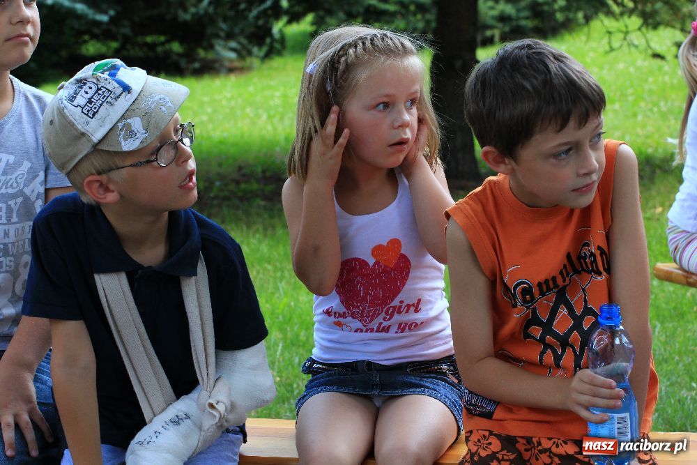 Zdjęcie w galerii na portalu naszraciborz.pl: Malowanie na rynku w Krzanowicach wiadomości z regionu