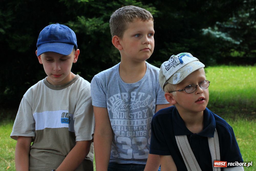 Zdjęcie w galerii na portalu naszraciborz.pl: Malowanie na rynku w Krzanowicach wiadomości z regionu