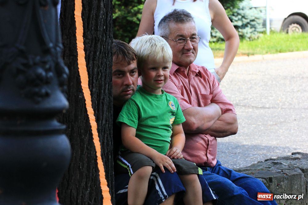 Zdjęcie w galerii na portalu naszraciborz.pl: Malowanie na rynku w Krzanowicach wiadomości z regionu