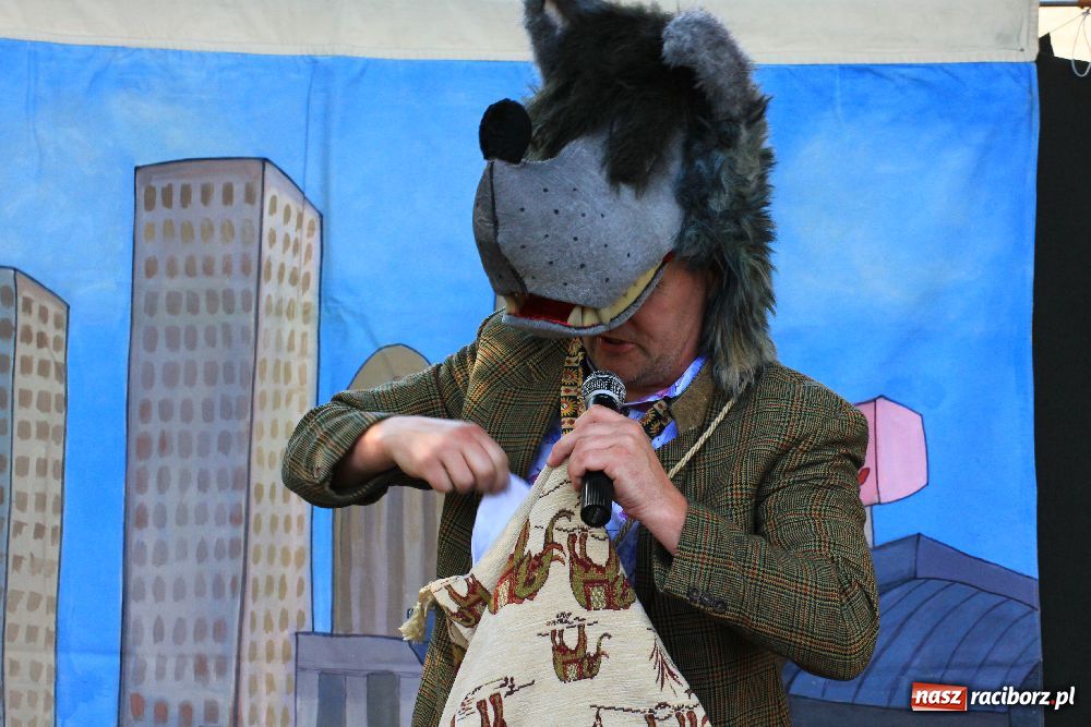 Zdjęcie w galerii na portalu naszraciborz.pl: Malowanie na rynku w Krzanowicach wiadomości z regionu