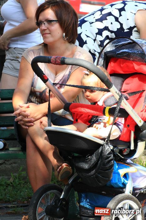 Zdjęcie w galerii na portalu naszraciborz.pl: Malowanie na rynku w Krzanowicach wiadomości z regionu