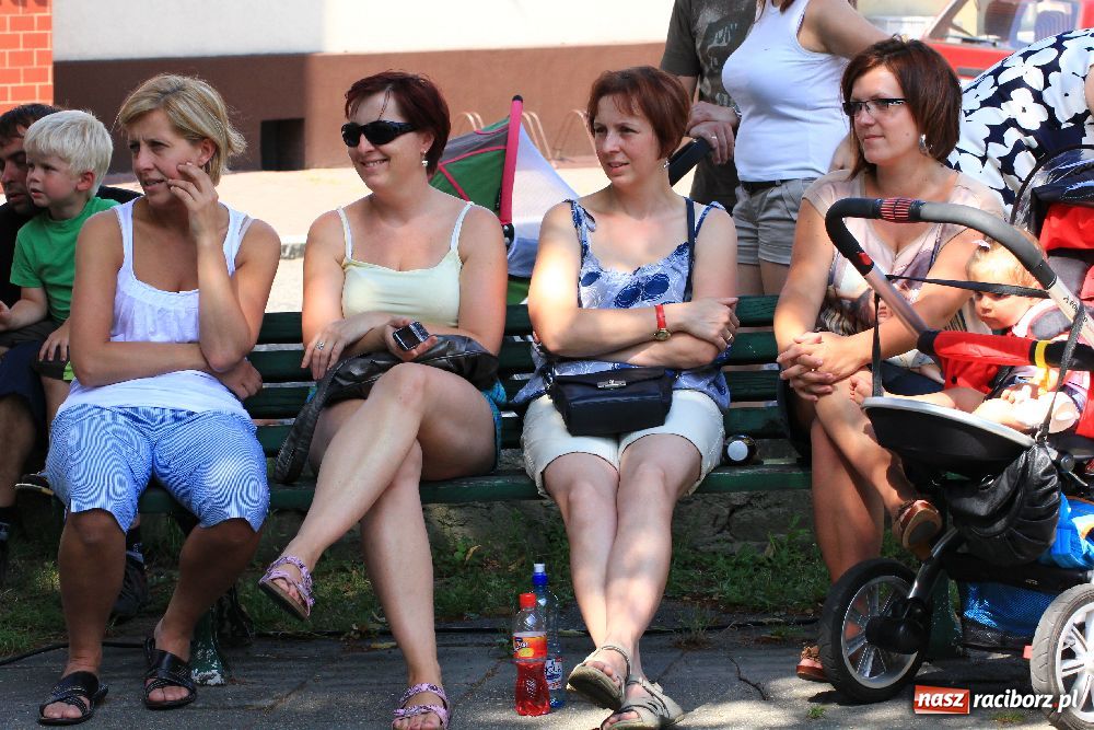 Zdjęcie w galerii na portalu naszraciborz.pl: Malowanie na rynku w Krzanowicach wiadomości z regionu