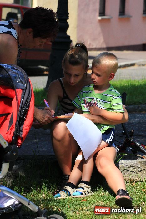 Zdjęcie w galerii na portalu naszraciborz.pl: Malowanie na rynku w Krzanowicach wiadomości z regionu