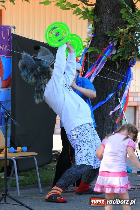 Zdjęcie w galerii na portalu naszraciborz.pl: Malowanie na rynku w Krzanowicach wiadomości z regionu