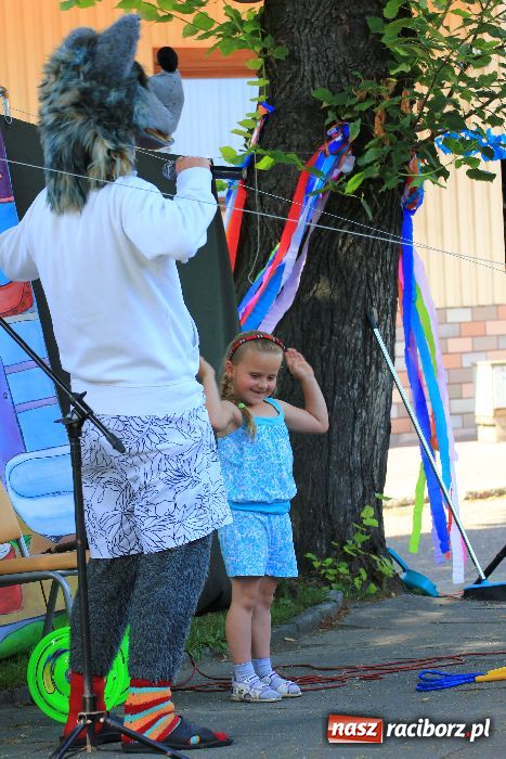 Zdjęcie w galerii na portalu naszraciborz.pl: Malowanie na rynku w Krzanowicach wiadomości z regionu