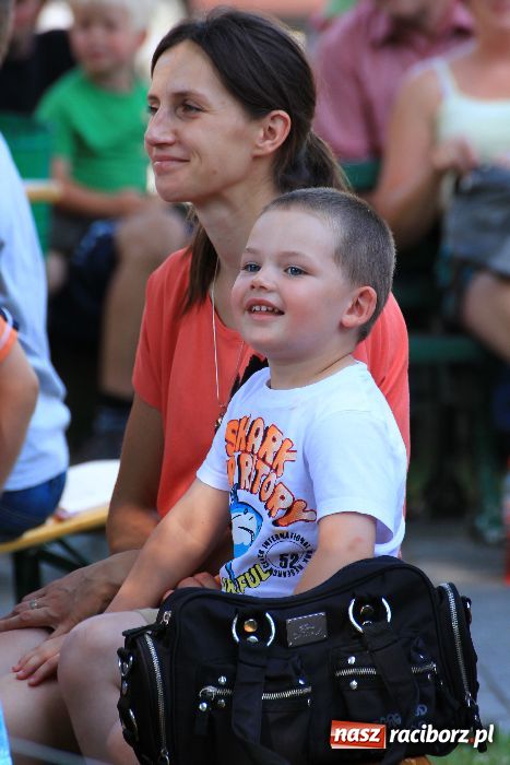 Zdjęcie w galerii na portalu naszraciborz.pl: Malowanie na rynku w Krzanowicach wiadomości z regionu