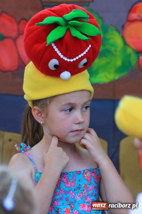 Zdjęcie w galerii na portalu naszraciborz.pl: Malowanie na rynku w Krzanowicach wiadomości z regionu