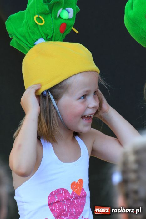 Zdjęcie w galerii na portalu naszraciborz.pl: Malowanie na rynku w Krzanowicach wiadomości z regionu