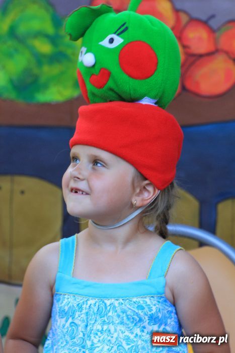 Zdjęcie w galerii na portalu naszraciborz.pl: Malowanie na rynku w Krzanowicach wiadomości z regionu