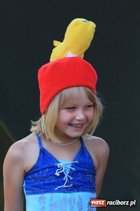 Zdjęcie w galerii na portalu naszraciborz.pl: Malowanie na rynku w Krzanowicach wiadomości z regionu