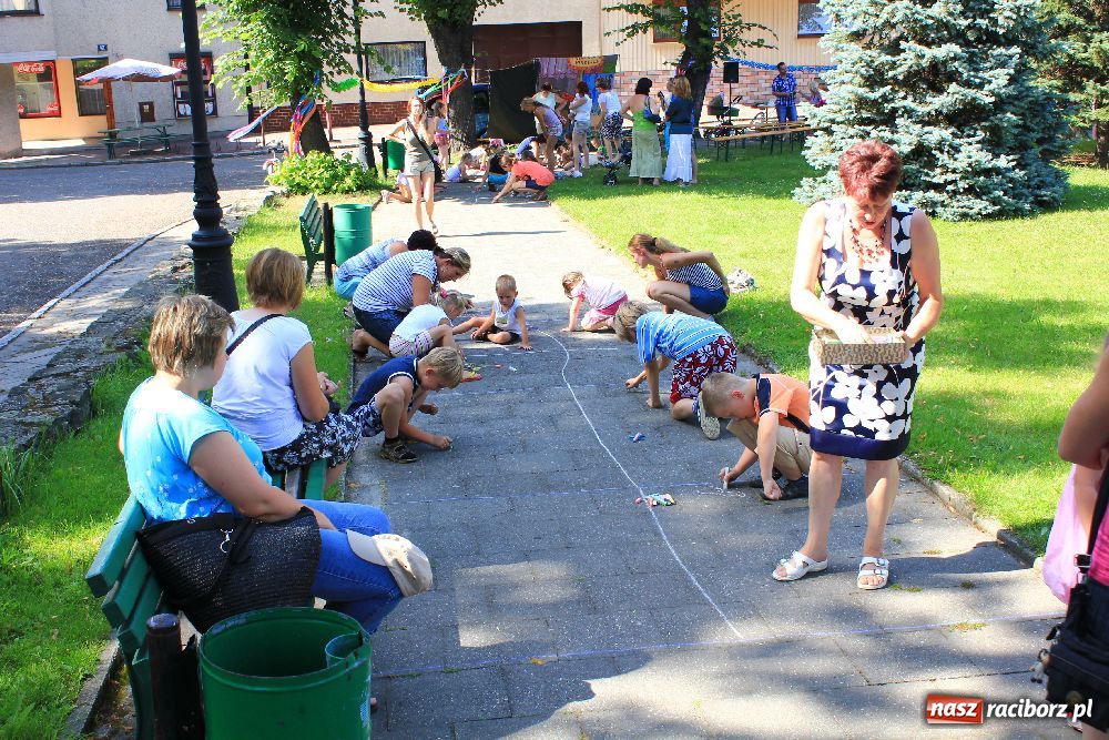 Zdjęcie w galerii na portalu naszraciborz.pl: Malowanie na rynku w Krzanowicach wiadomości z regionu