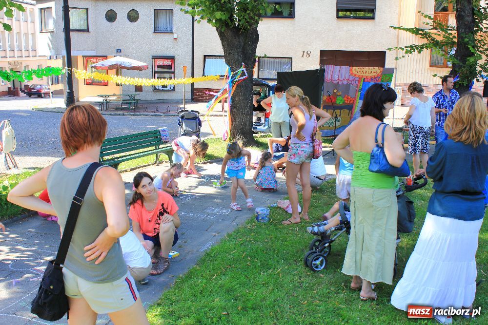 Zdjęcie w galerii na portalu naszraciborz.pl: Malowanie na rynku w Krzanowicach wiadomości z regionu
