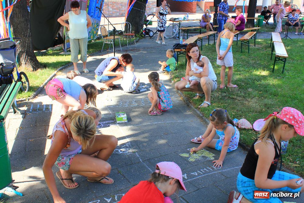 Zdjęcie w galerii na portalu naszraciborz.pl: Malowanie na rynku w Krzanowicach wiadomości z regionu