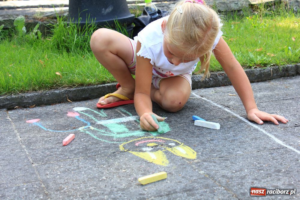 Zdjęcie w galerii na portalu naszraciborz.pl: Malowanie na rynku w Krzanowicach wiadomości z regionu