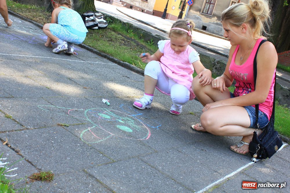 Zdjęcie w galerii na portalu naszraciborz.pl: Malowanie na rynku w Krzanowicach wiadomości z regionu