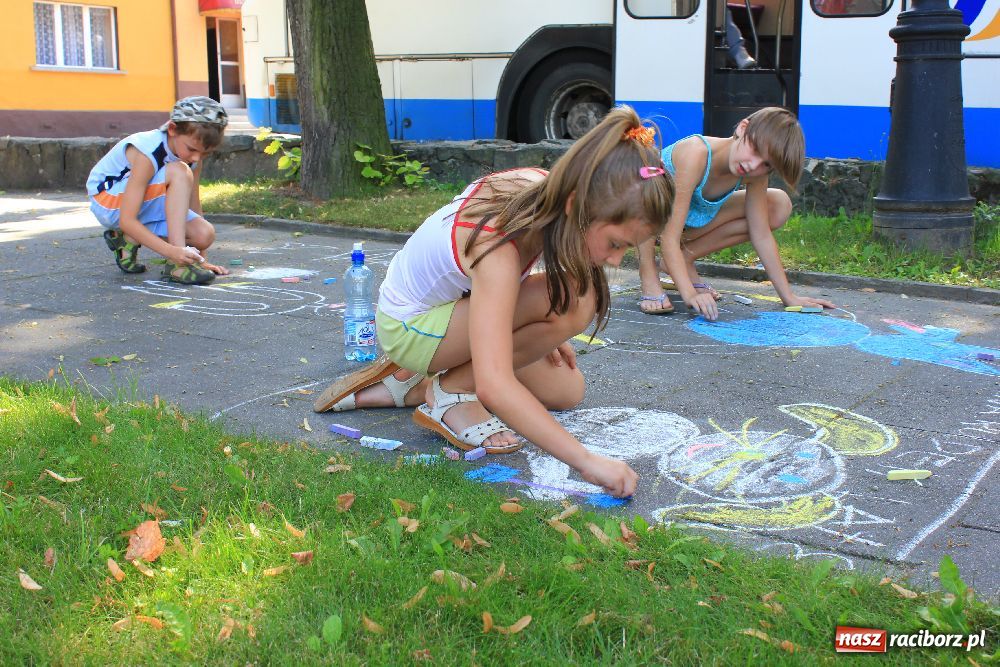 Zdjęcie w galerii na portalu naszraciborz.pl: Malowanie na rynku w Krzanowicach wiadomości z regionu
