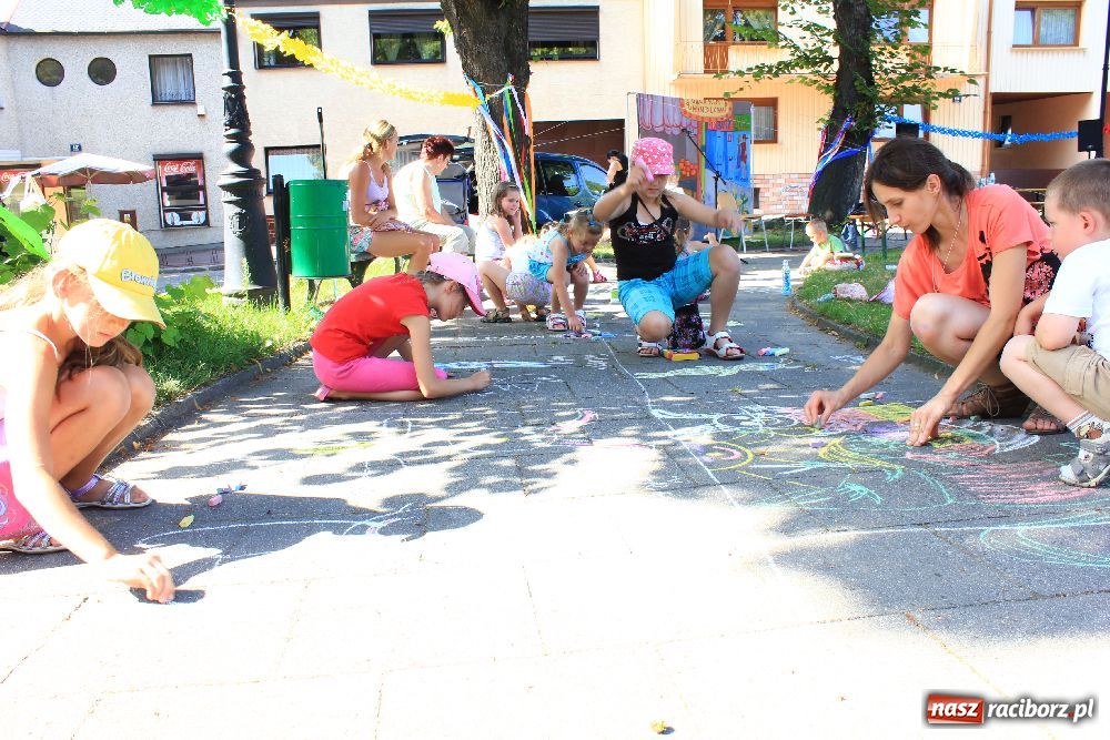 Zdjęcie w galerii na portalu naszraciborz.pl: Malowanie na rynku w Krzanowicach wiadomości z regionu