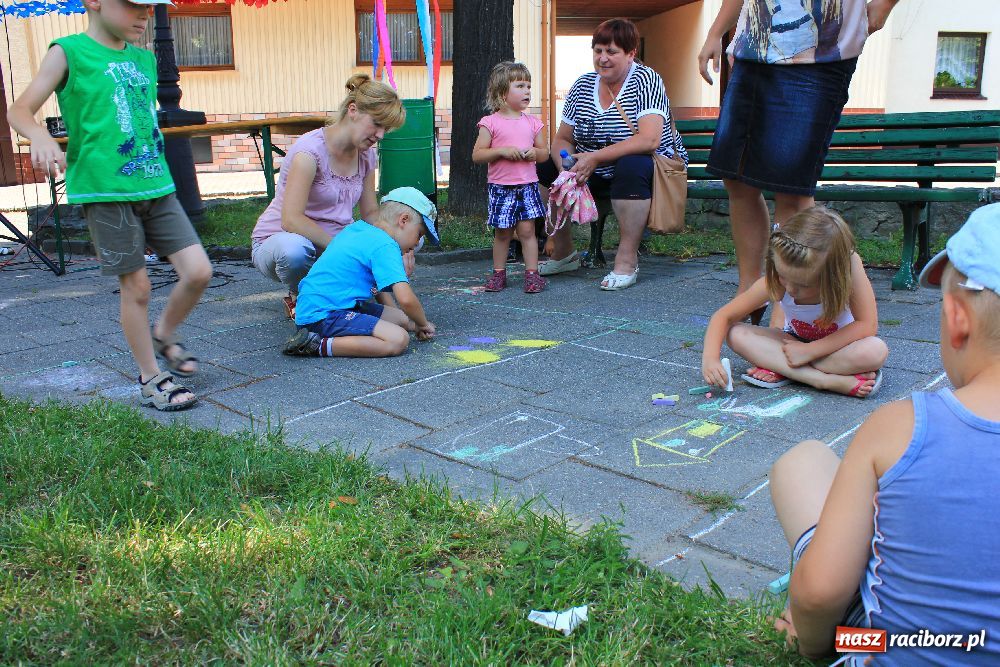 Zdjęcie w galerii na portalu naszraciborz.pl: Malowanie na rynku w Krzanowicach wiadomości z regionu