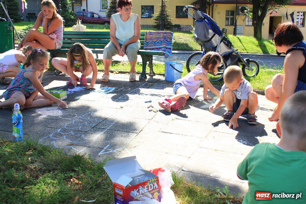 Zdjęcie w galerii na portalu naszraciborz.pl: Malowanie na rynku w Krzanowicach wiadomości z regionu