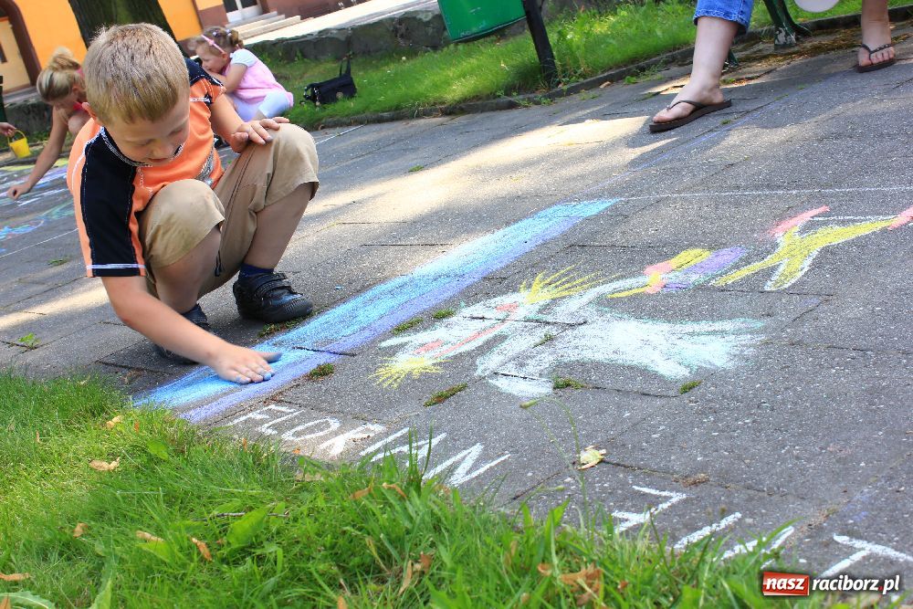 Zdjęcie w galerii na portalu naszraciborz.pl: Malowanie na rynku w Krzanowicach wiadomości z regionu