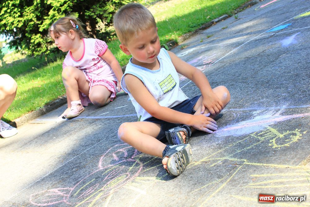 Zdjęcie w galerii na portalu naszraciborz.pl: Malowanie na rynku w Krzanowicach wiadomości z regionu