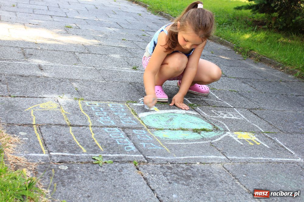 Zdjęcie w galerii na portalu naszraciborz.pl: Malowanie na rynku w Krzanowicach wiadomości z regionu