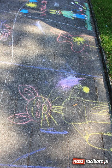 Zdjęcie w galerii na portalu naszraciborz.pl: Malowanie na rynku w Krzanowicach wiadomości z regionu