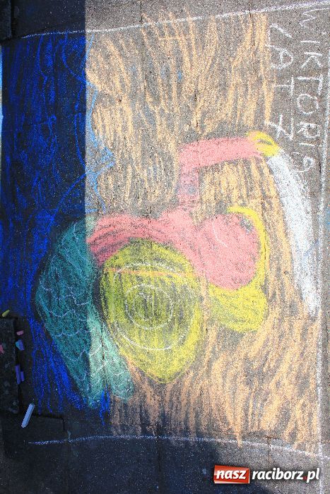 Zdjęcie w galerii na portalu naszraciborz.pl: Malowanie na rynku w Krzanowicach wiadomości z regionu