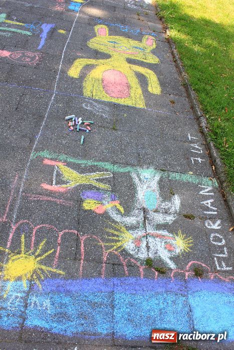 Zdjęcie w galerii na portalu naszraciborz.pl: Malowanie na rynku w Krzanowicach wiadomości z regionu