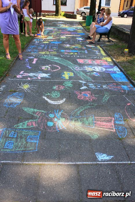 Zdjęcie w galerii na portalu naszraciborz.pl: Malowanie na rynku w Krzanowicach wiadomości z regionu