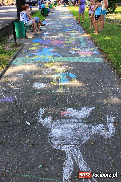 Zdjęcie w galerii na portalu naszraciborz.pl: Malowanie na rynku w Krzanowicach wiadomości z regionu