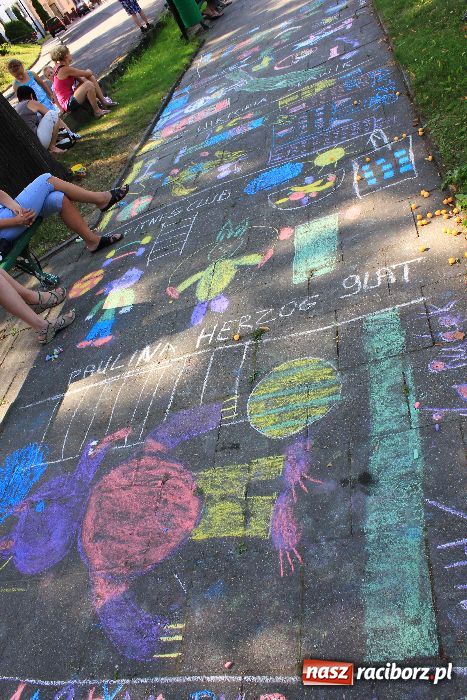 Zdjęcie w galerii na portalu naszraciborz.pl: Malowanie na rynku w Krzanowicach wiadomości z regionu