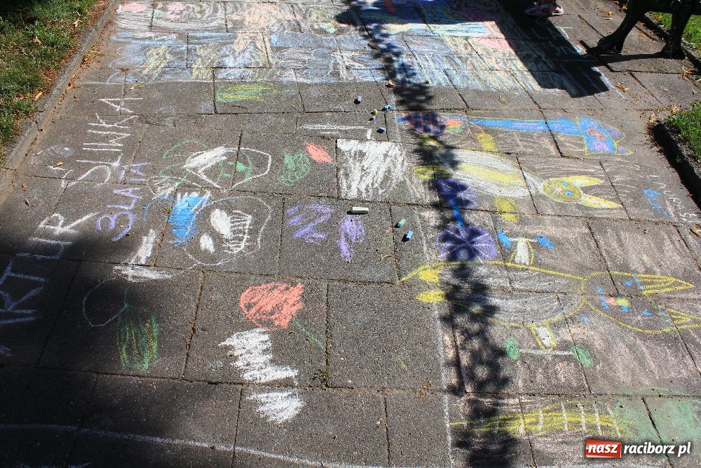 Zdjęcie w galerii na portalu naszraciborz.pl: Malowanie na rynku w Krzanowicach wiadomości z regionu