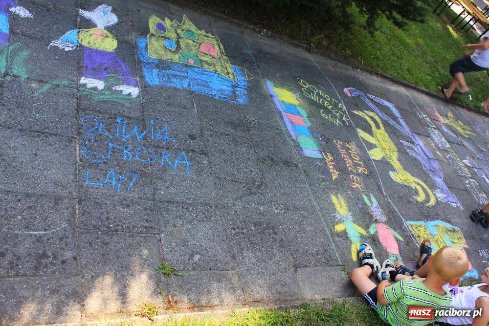Zdjęcie w galerii na portalu naszraciborz.pl: Malowanie na rynku w Krzanowicach wiadomości z regionu
