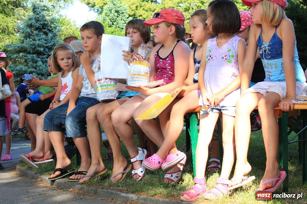 Zdjęcie w galerii na portalu naszraciborz.pl: Malowanie na rynku w Krzanowicach wiadomości z regionu