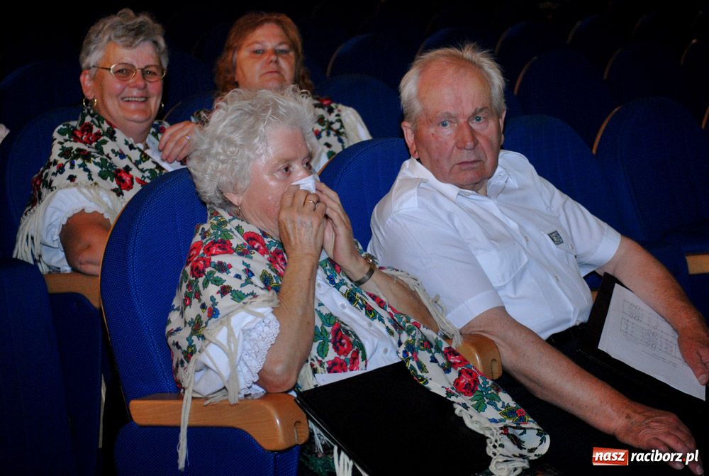 Zdjęcie w galerii na portalu naszraciborz.pl: Chórzyści uciekli przed upałem do Strzechy wiadomości z regionu