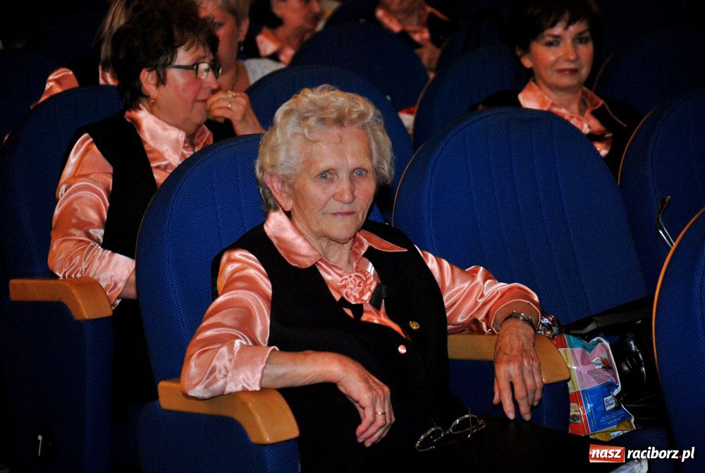 Zdjęcie w galerii na portalu naszraciborz.pl: Chórzyści uciekli przed upałem do Strzechy wiadomości z regionu