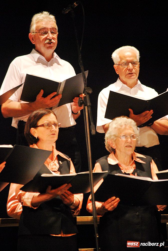 Zdjęcie w galerii na portalu naszraciborz.pl: Chórzyści uciekli przed upałem do Strzechy wiadomości z regionu