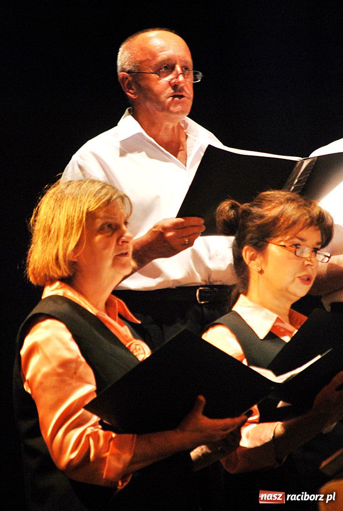 Zdjęcie w galerii na portalu naszraciborz.pl: Chórzyści uciekli przed upałem do Strzechy wiadomości z regionu