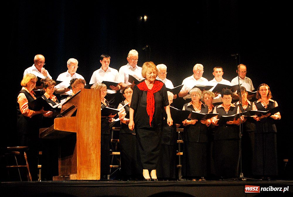 Zdjęcie w galerii na portalu naszraciborz.pl: Chórzyści uciekli przed upałem do Strzechy wiadomości z regionu