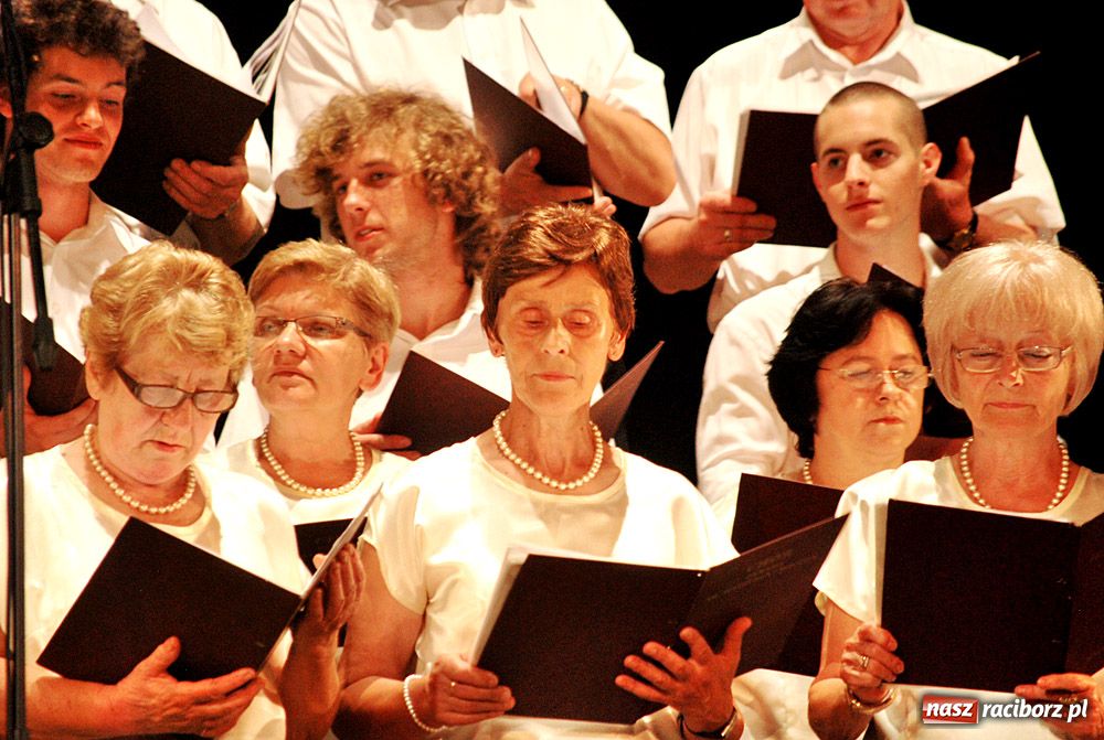 Zdjęcie w galerii na portalu naszraciborz.pl: Chórzyści uciekli przed upałem do Strzechy wiadomości z regionu